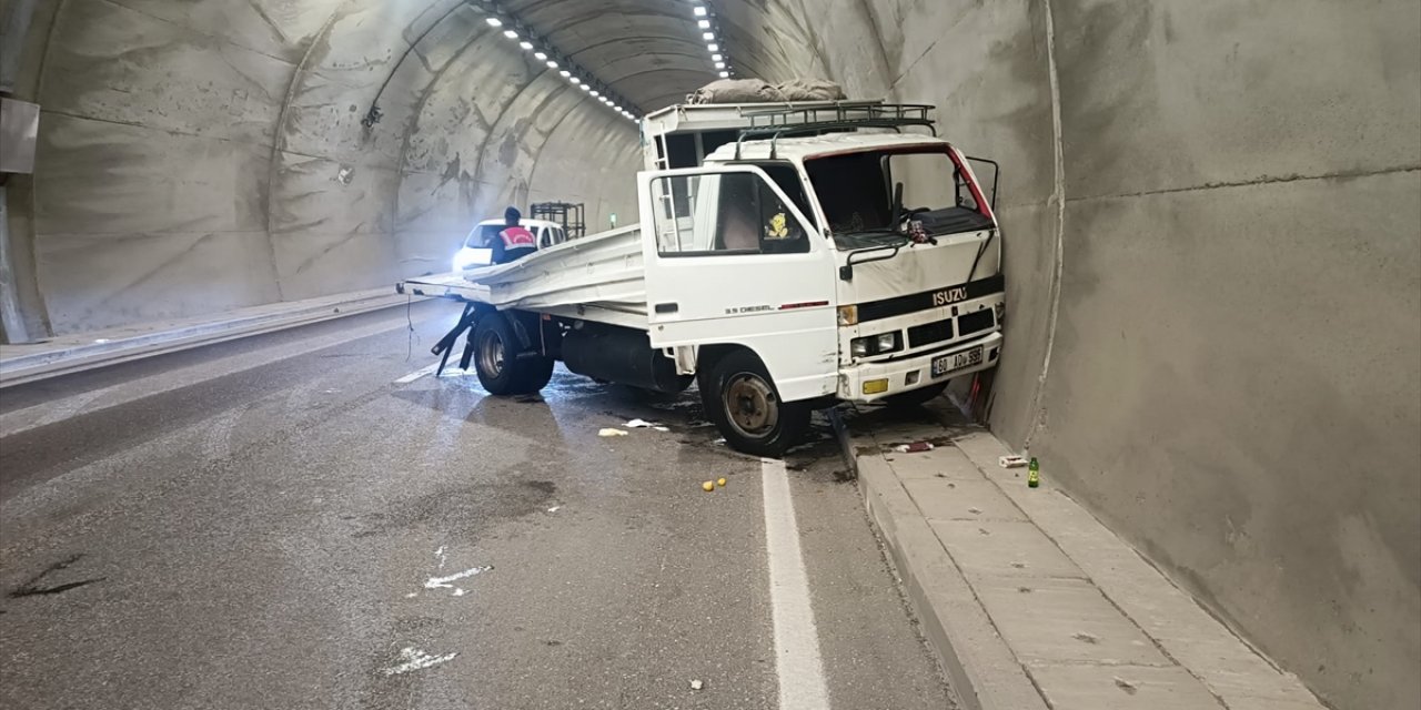 Malatya'da tanker ve kamyonetin çarpıştığı kazada iki kişi yaralandı