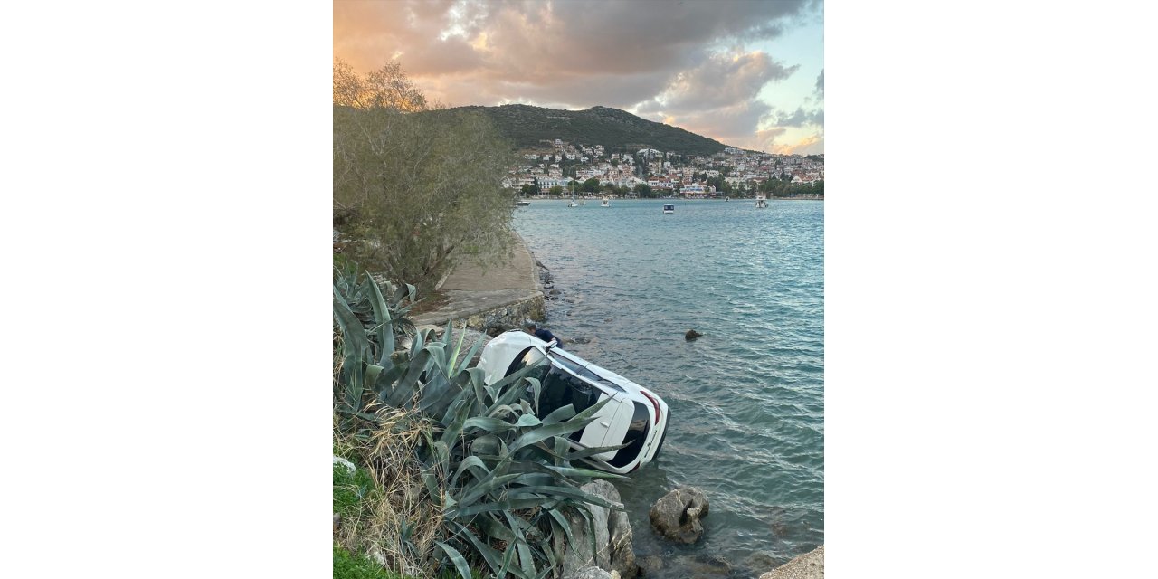 Datça'da manzara izlerken uçuruma yuvarlanan otomobilin sürücüsü yaralandı