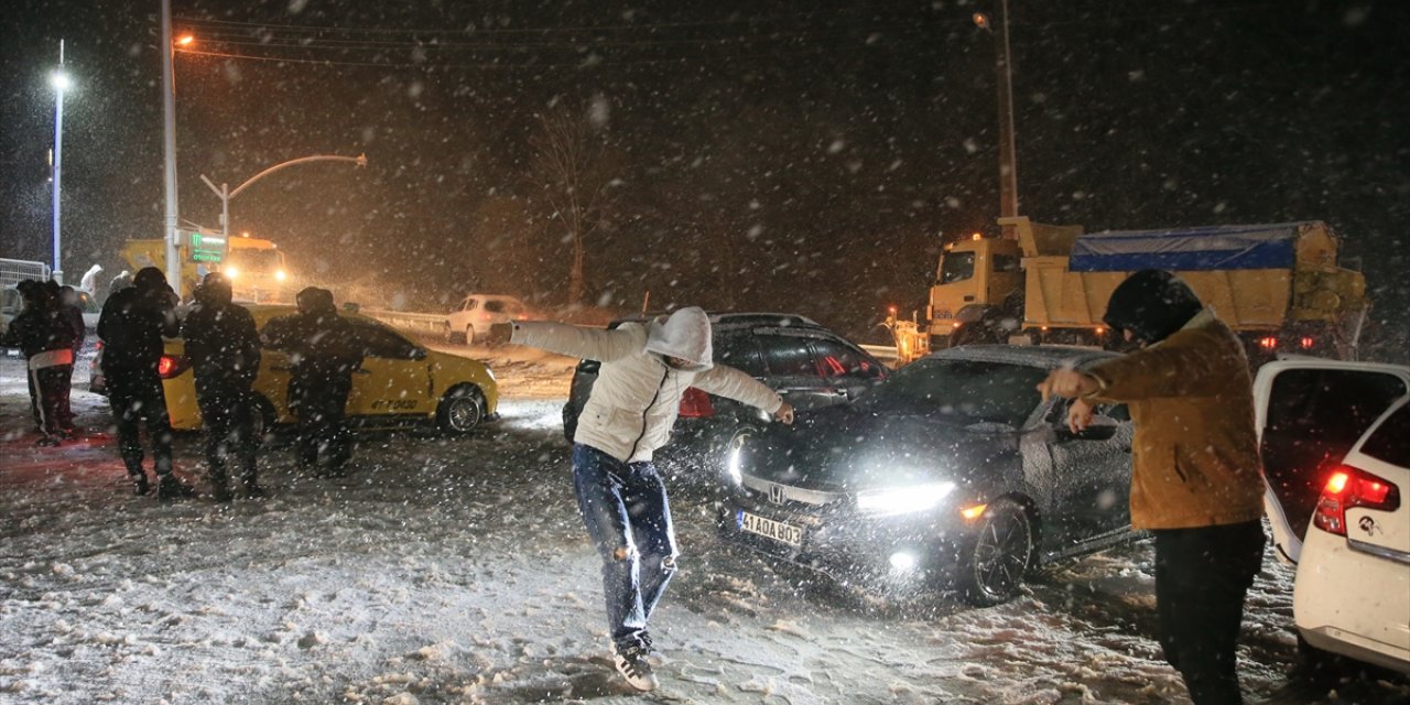 Kartepe'ye kar yağdı