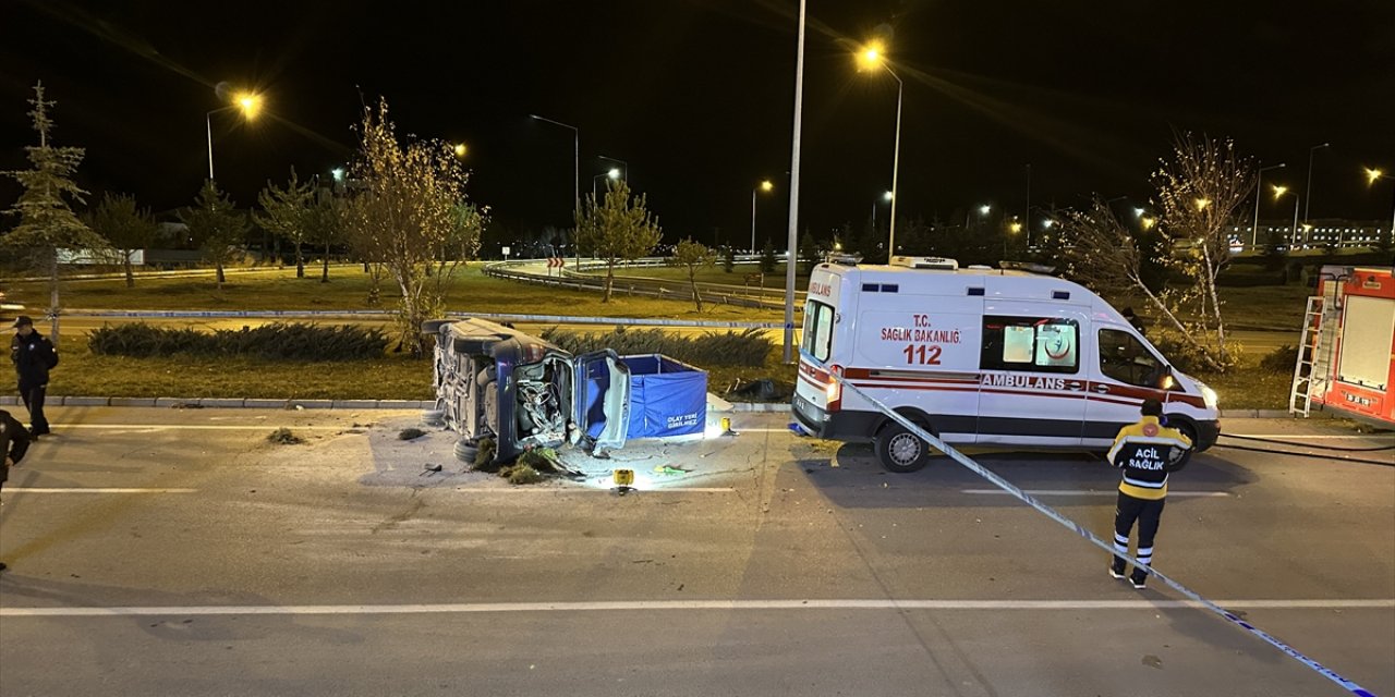 Erzurum'da devrilen hafif ticari araçtaki 1 kişi öldü, 7 kişi yaralandı