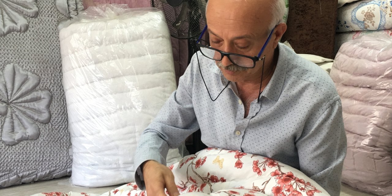 Zonguldak'ta çocuk yaştayken başladığı yorgancılığı 46 yıldır sürdürüyor