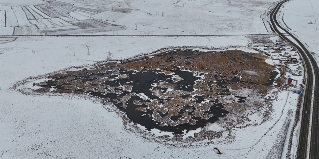 Kars'ta 2 bin 237 rakımdaki Çalı Gölü'nün büyük bölümü buzla kaplandı