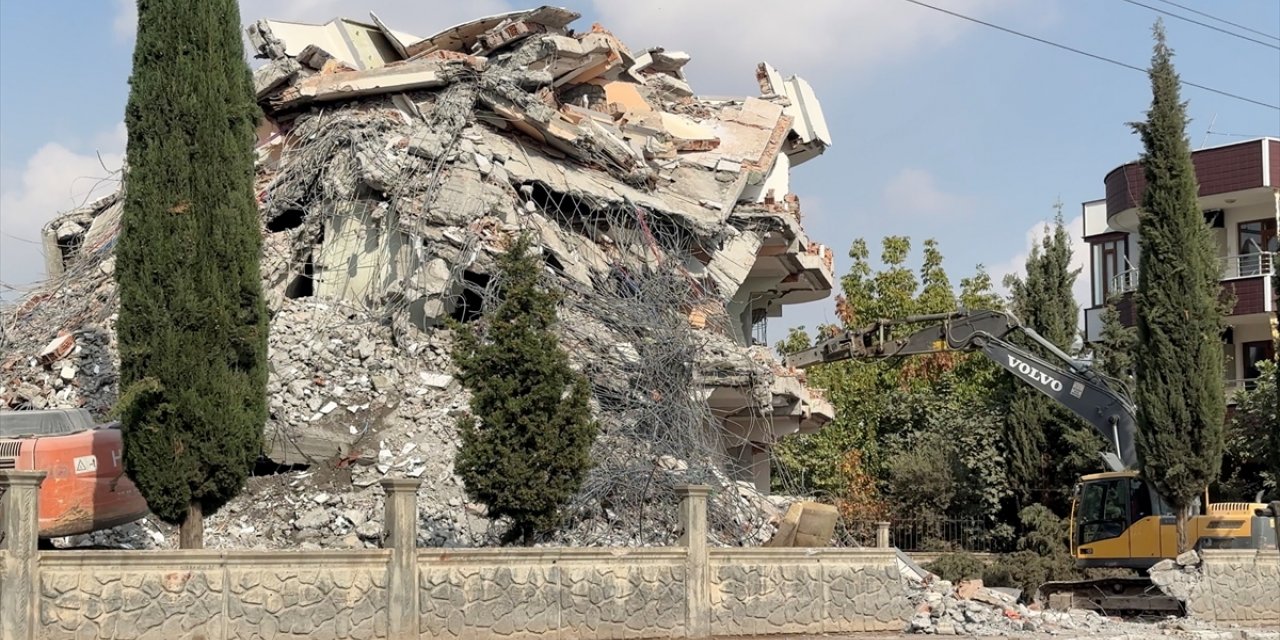 Adıyaman'da ağır hasarlı binaların yıkımında sona yaklaşıldı