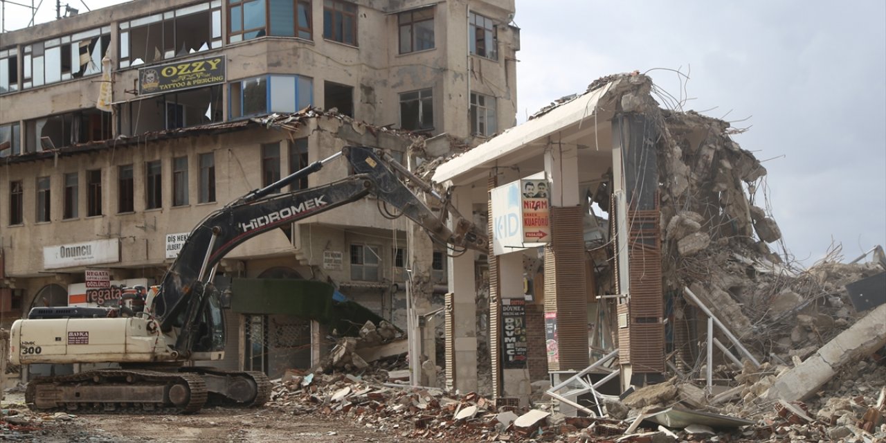 Hatay'da depremlerde ağır hasar alan 3 iş hanı kontrollü yıkıldı