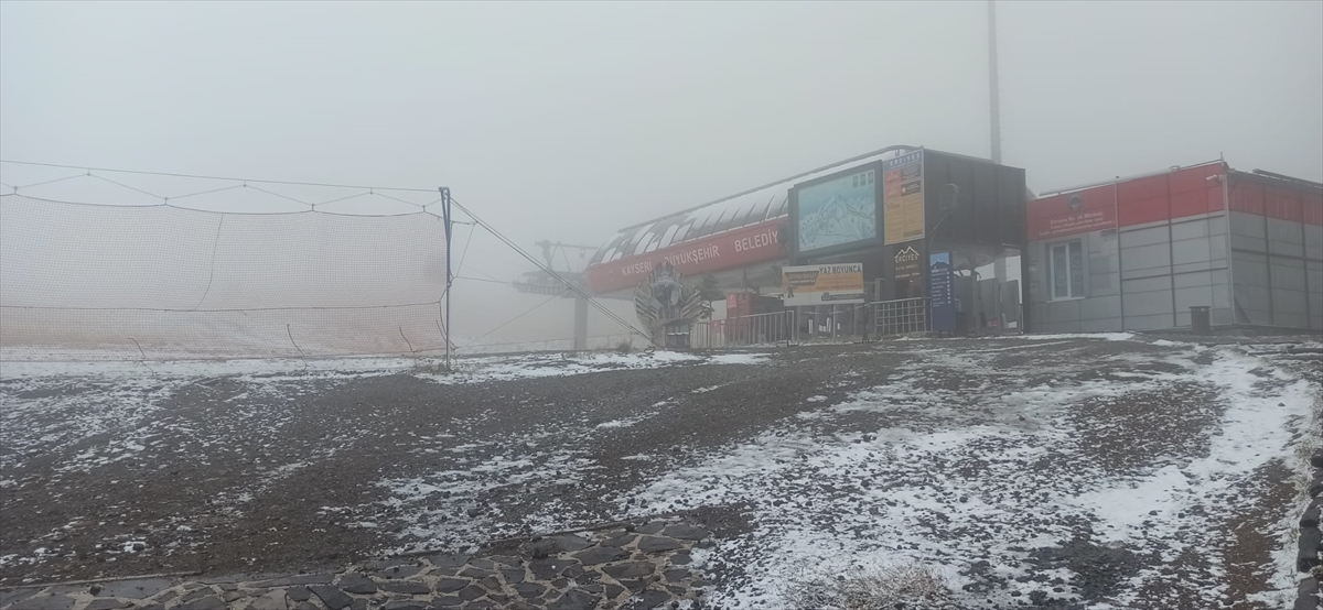 İç Anadolu'nun zirvesi Erciyes'te kar yağışı etkili oluyor