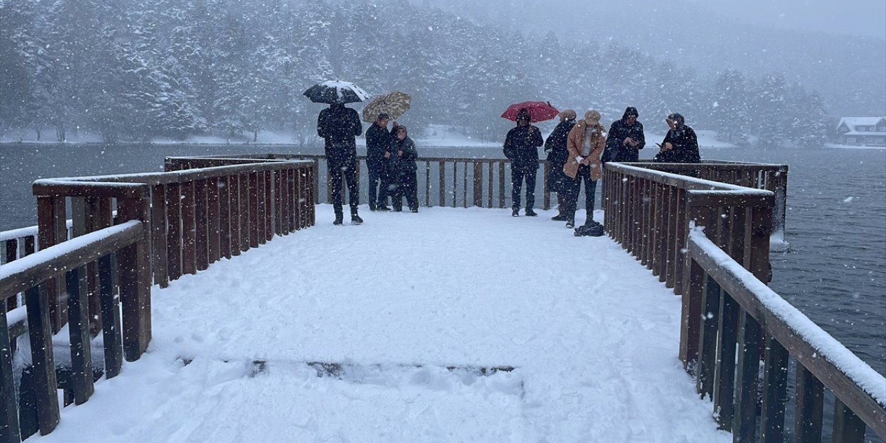 Gölcük Tabiat Parkı'nda kar kalınlığı 10 santimetreye ulaştı