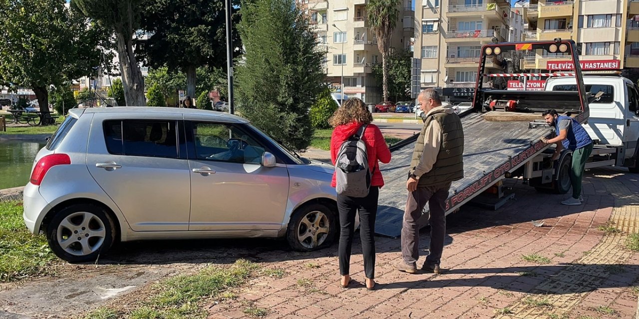 Antalya'da süs havuzuna düşen aracın sürücüsü kurtarıldı