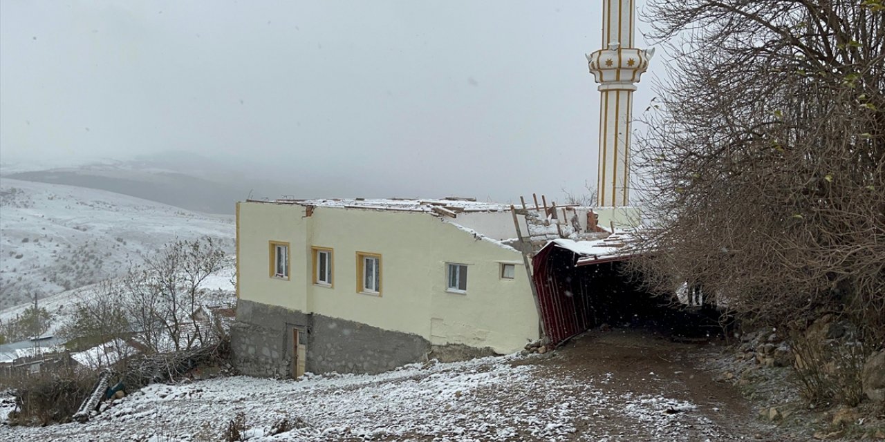 Çankırı'da şiddetli rüzgar cami çatısını uçurdu