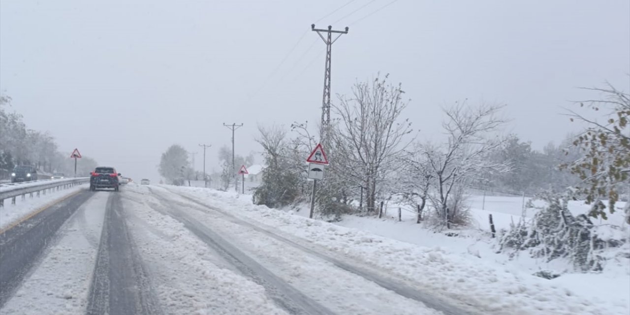 Düzce'de kar nedeniyle makaslayan tır ulaşımı aksattı