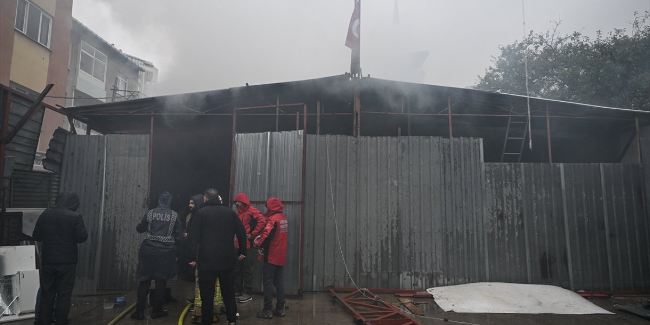 Ataşehir'de hurda malzemelerin bulunduğu depoda çıkan yangın söndürüldü