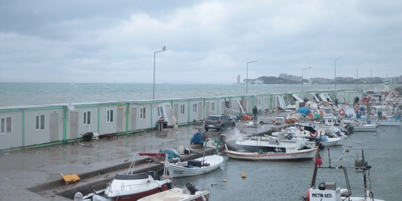 Çınarcık ve Esenköy’deki balıkçı barınakları fırtınada yıkıldı