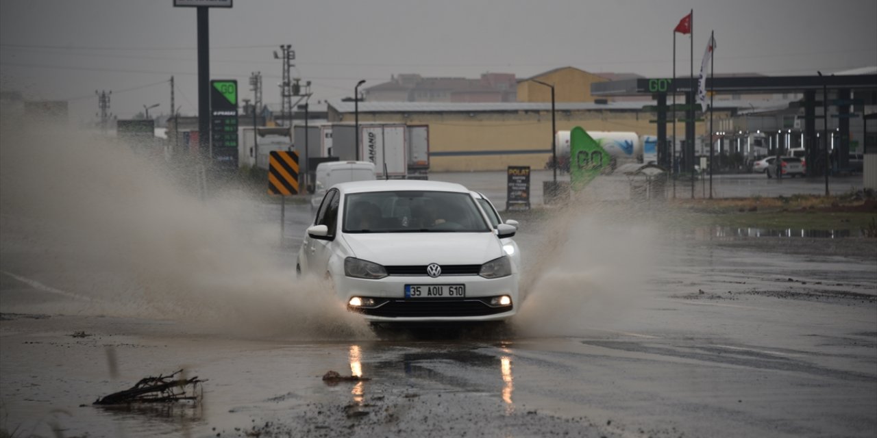 Şanlıurfa'da sağanak ve fırtına etkili oluyor