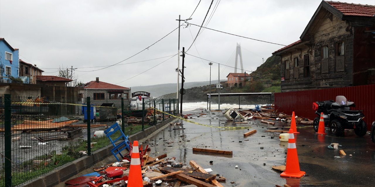 Sarıyer'de fırtınanın etkisiyle oluşan dalgalar sahildeki işletmelerde hasar oluşturdu