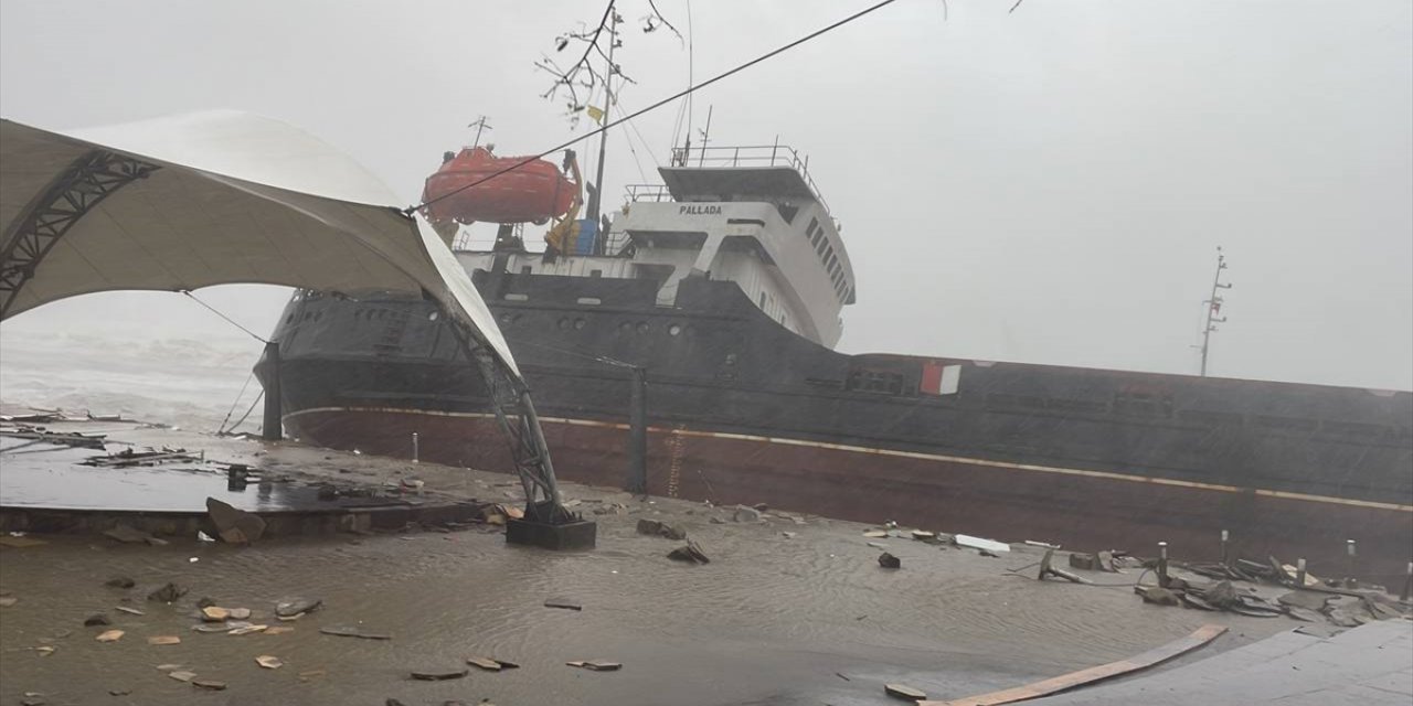 GÜNCELLEME - Zonguldak'ta fırtına nedeniyle ikiye bölünen geminin personeli tahliye edildi