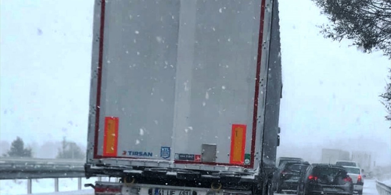 Karabük-Bolu kara yolunda kar yağışı nedeniyle ulaşımda aksamalar yaşanıyor