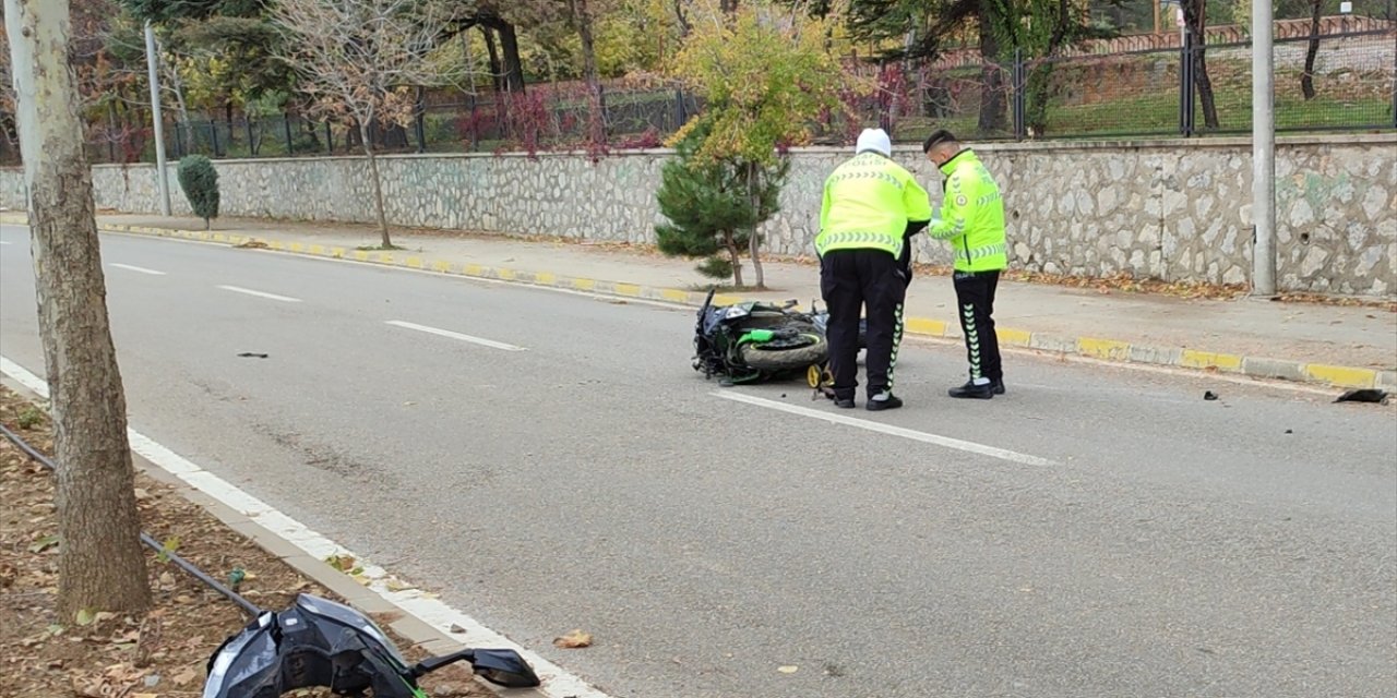 Konya'da refüjdeki ağaca çarpan yarış motosikletinin sürücüsü öldü