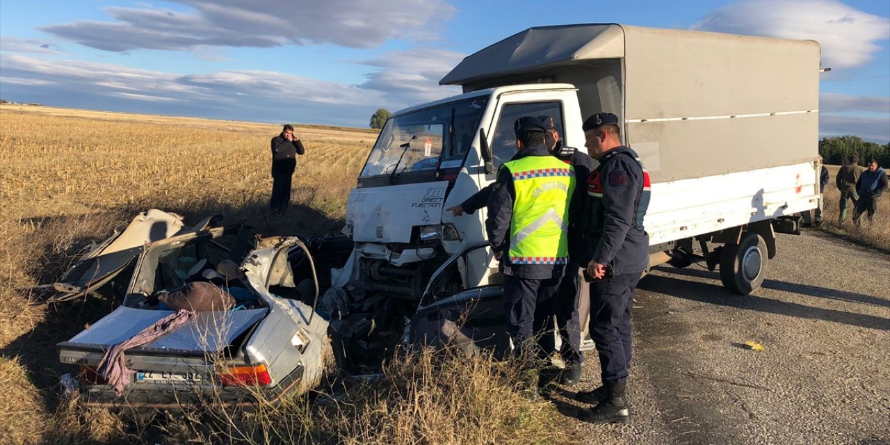 Kırklareli'nde kamyonet ile otomobilin çarpıştığı kazada 1 kişi öldü, 3 kişi yaralandı