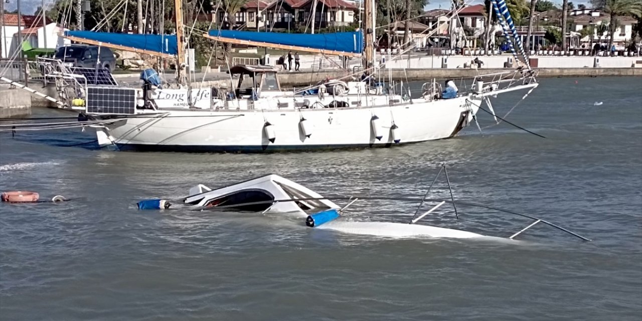 Antalya'da şiddetli fırtınada batan tekne denizden çıkarıldı