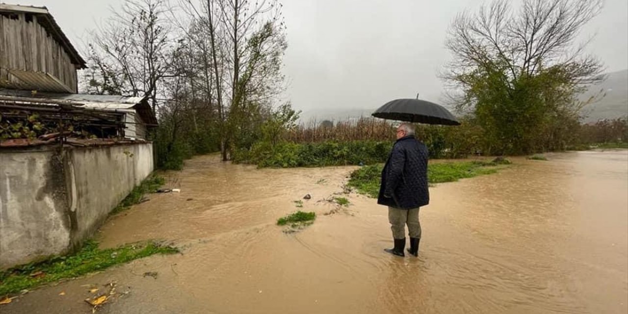 Düzce'de sağanak nedeniyle su baskınları yaşandı, kar yağışı ulaşımı aksattı