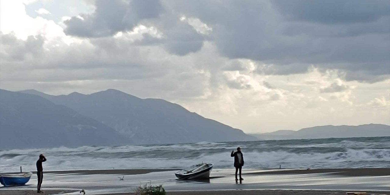 Hatay'da sağanak nedeniyle deniz taştı, sahil bandı su altında kaldı