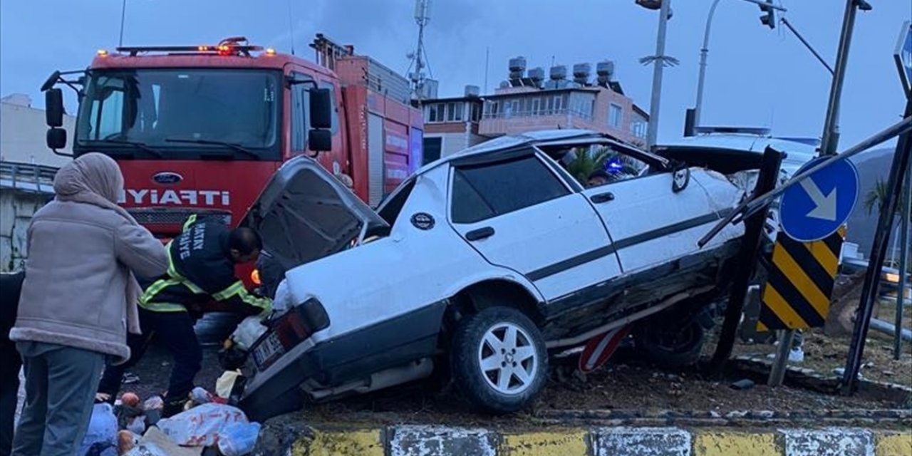 Hatay'da refüje çıkan otomobildeki 5 kişi yaralandı