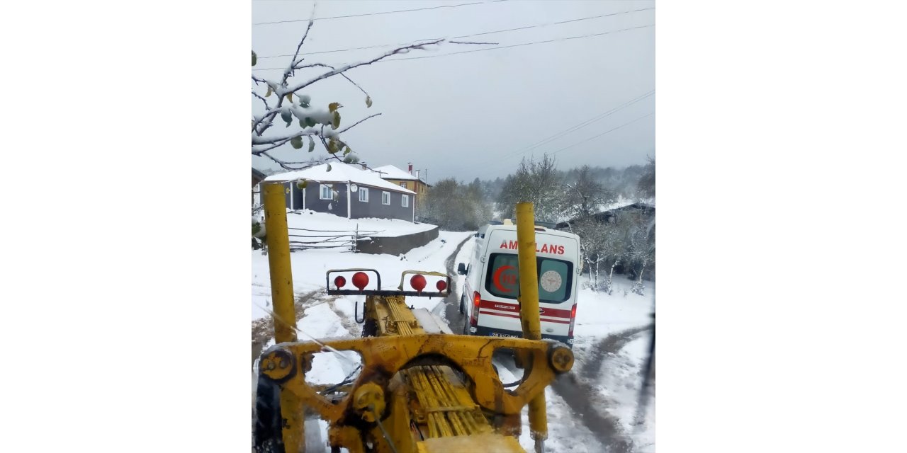 Karabük'te yolda mahsur kalan ambulansı karla mücadele ekipleri kurtardı