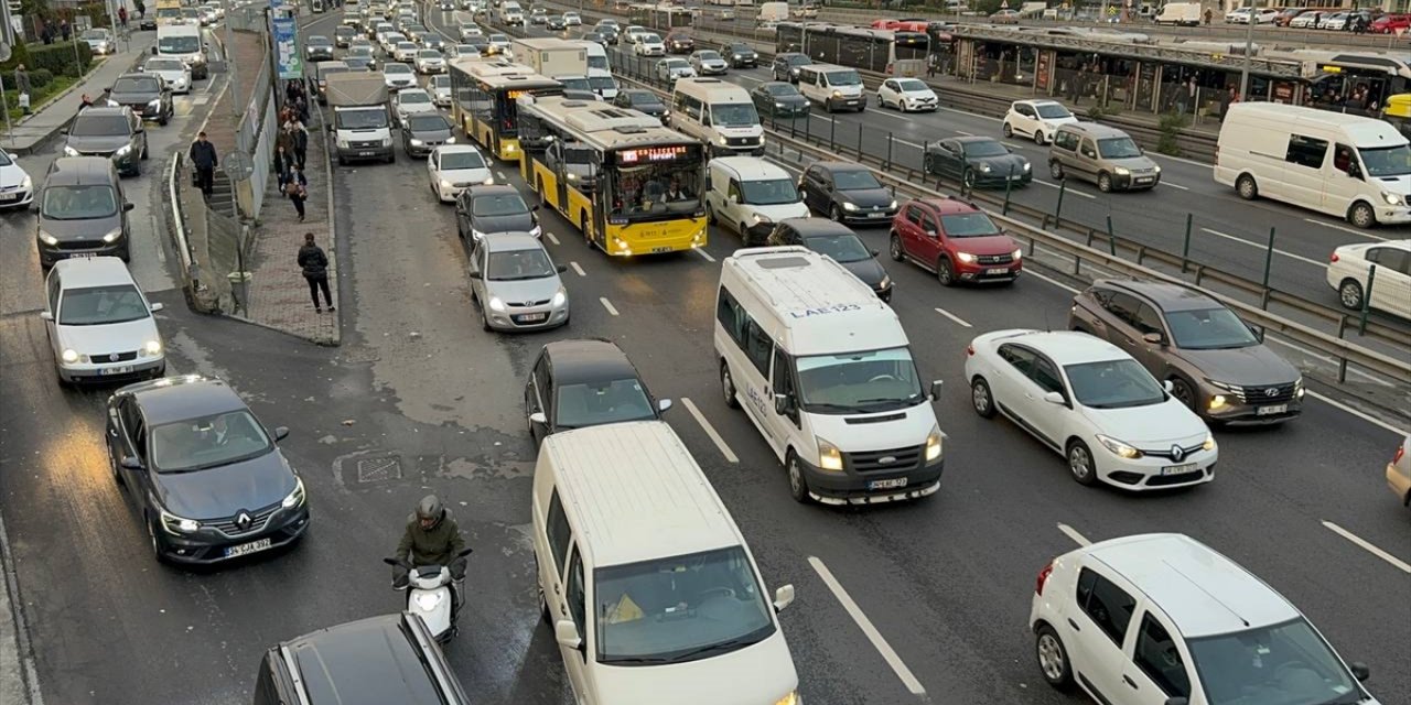 İstanbul'da ara tatilin ardından okulların açılmasıyla trafik yoğunluğu oluştu