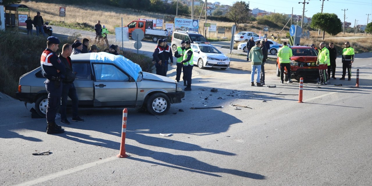 Çanakkale'de iki otomobilin çarpışması sonucu 1 kişi hayatını kaybetti