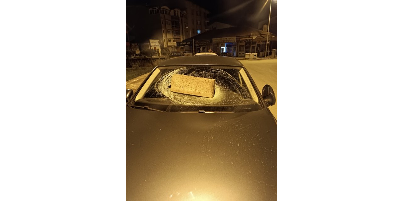 Sivas'ta bir kişinin otomobilin camını taşla kırması güvenlik kamerasına yansıdı