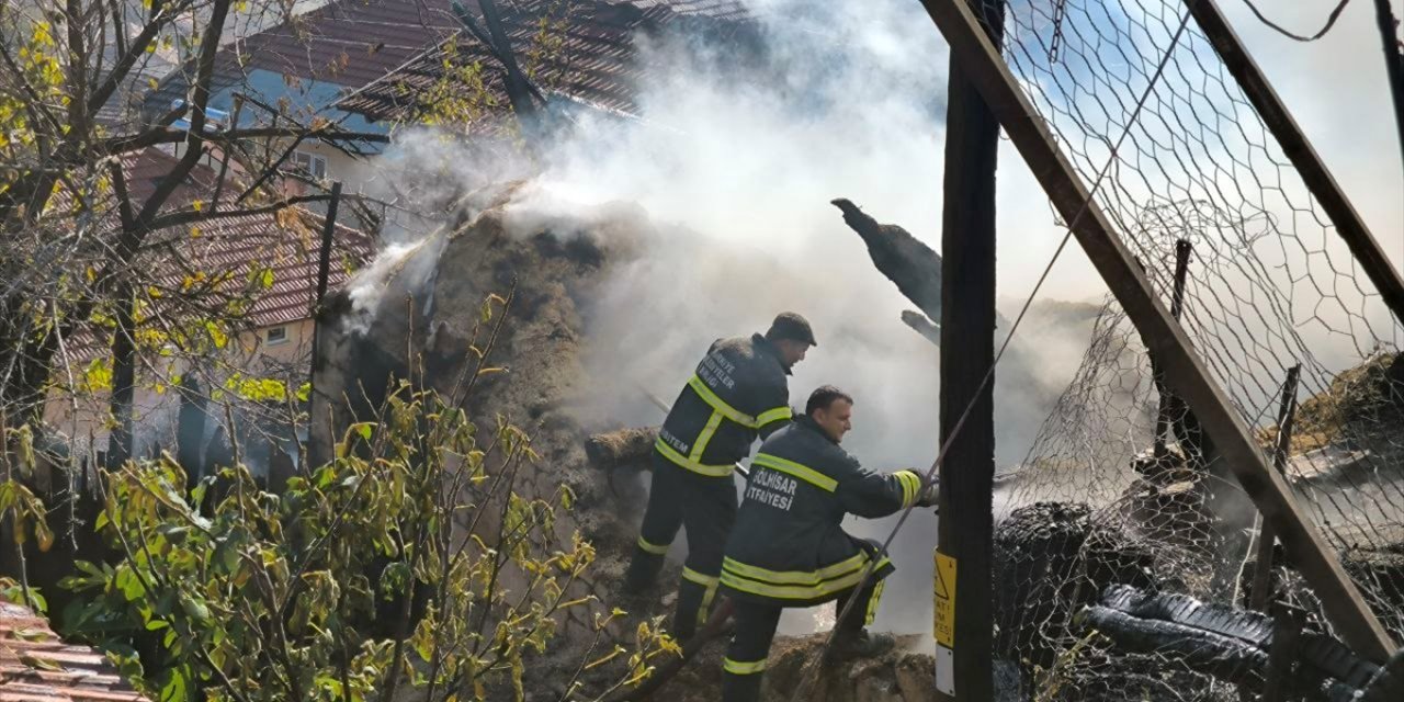 Burdur'da traktörden eve ve ağıla sıçrayan yangında 4 keçi telef oldu