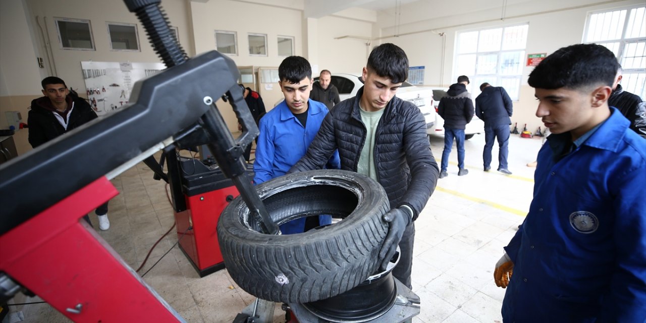 Bingöl'de meslek lisesi öğrencileri kış lastiği taktırmak isteyenlere hizmet veriyor