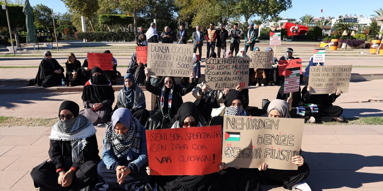 Antalya'da Filistin'e destek için oturma eylemi yapıldı