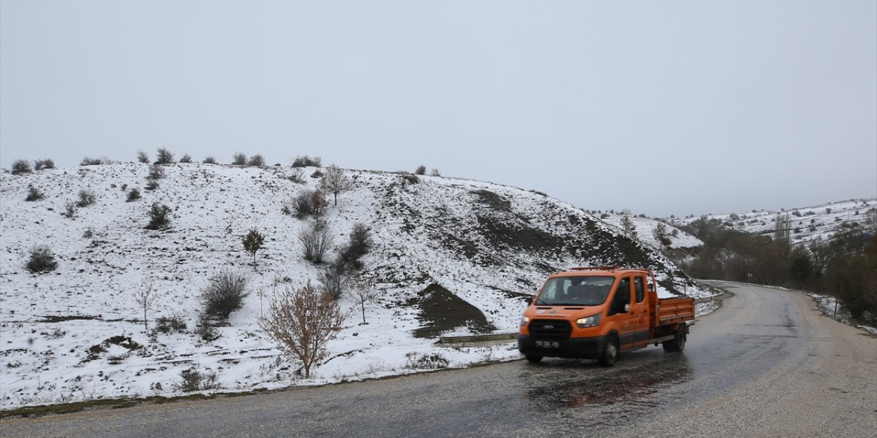 Eskişehir'in yüksek kesimlerinde kar yağışı aralıklarla etkili oluyor