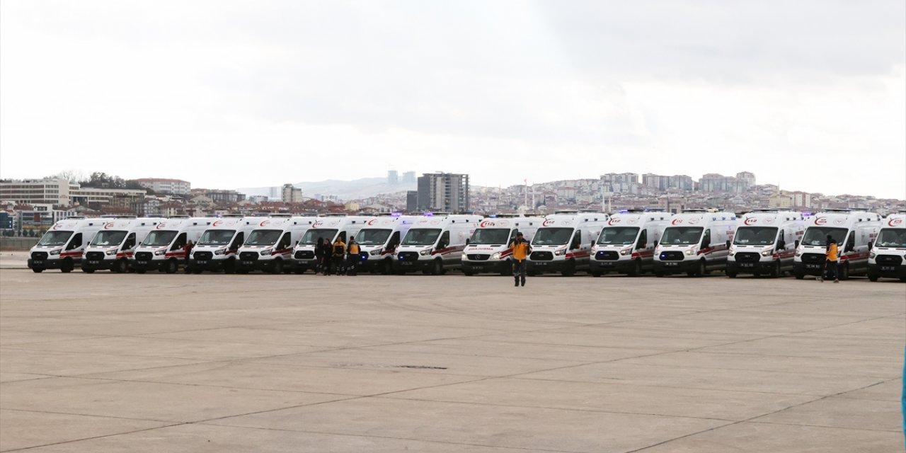 Sağlık Bakanı Koca, Gazzeli hastaları havaalanında karşıladı: