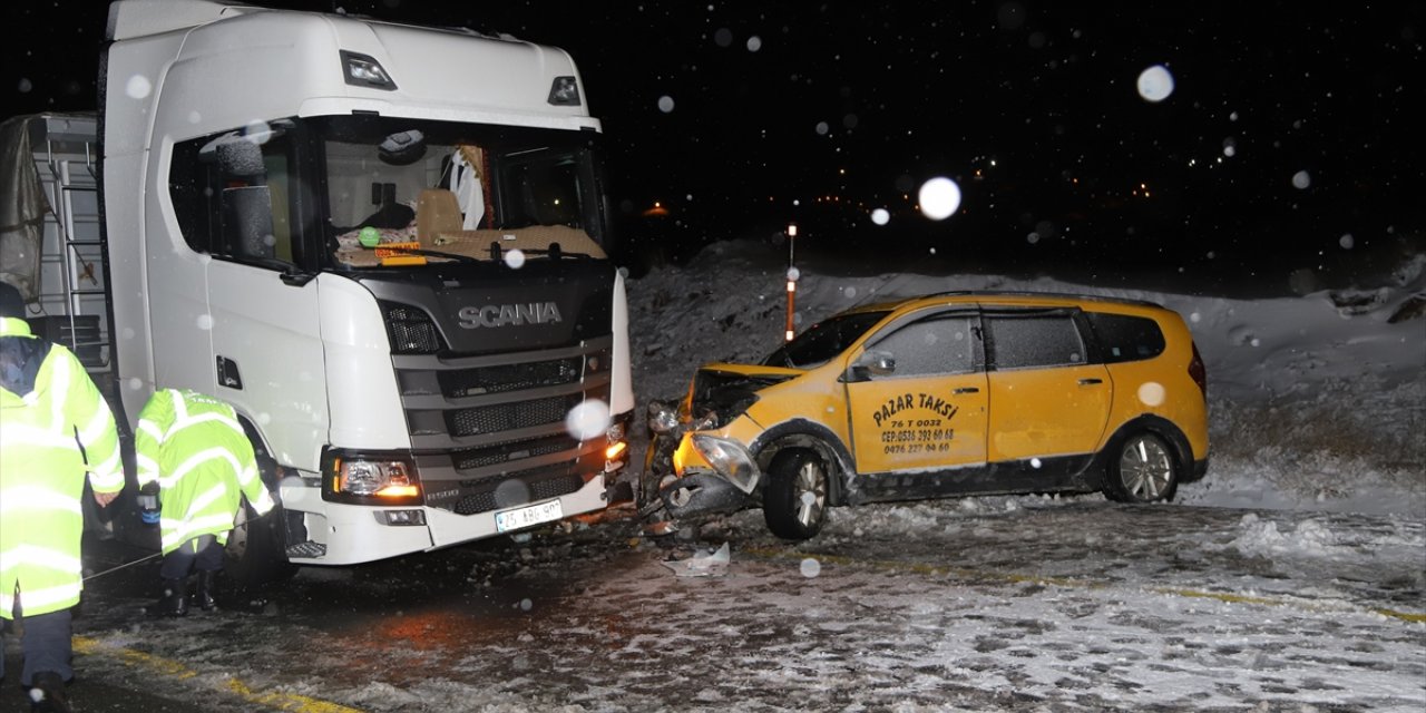 Kars'ta taksi ile tırın çarpışması sonucu 1 kişi öldü, 3 kişi yaralandı