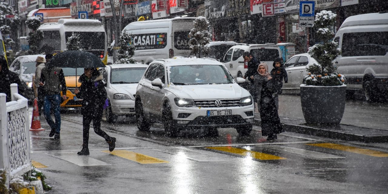 Van'da 142 yerleşim biriminin yolu kardan kapandı