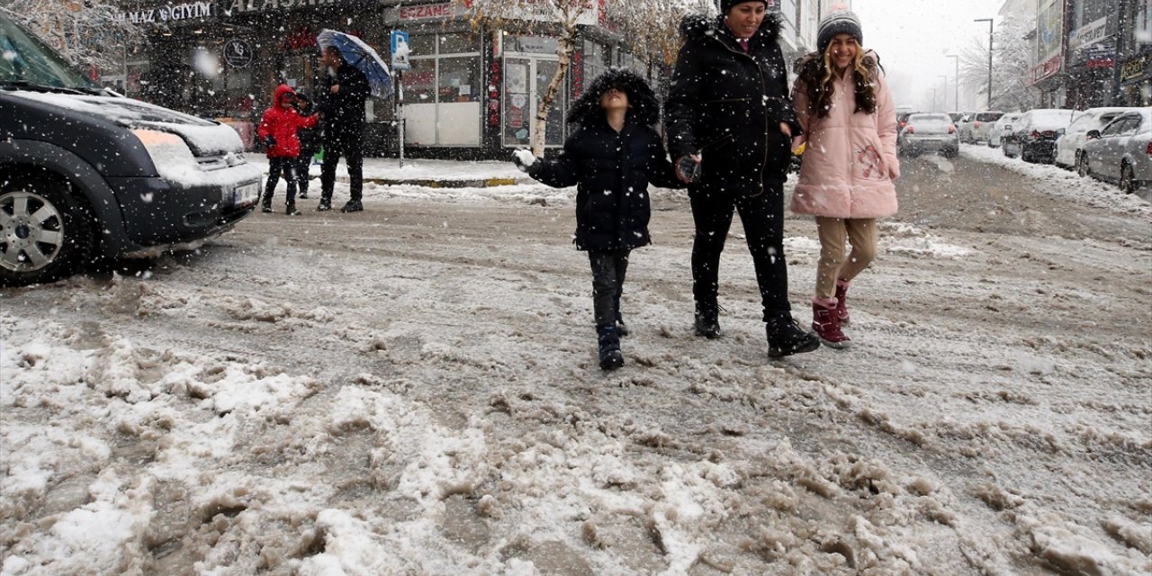 Erzurum, Kars ve Ardahan'da etkili olan kar ve soğuk hava "kara kış"ı aratmıyor