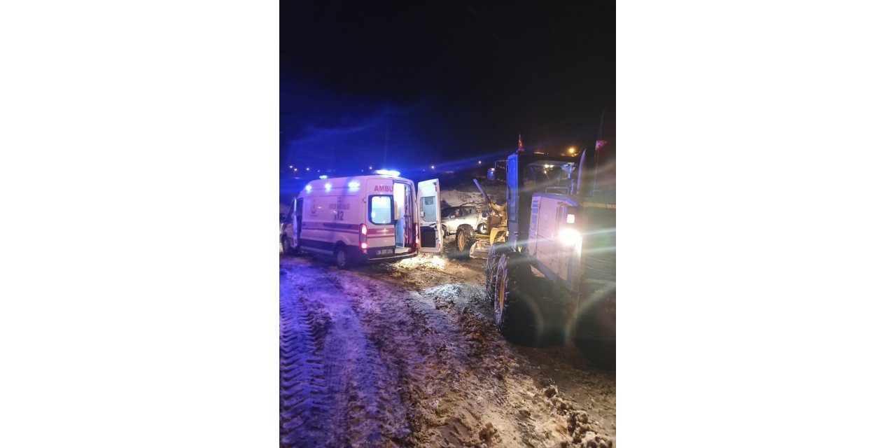 Kars'ta yolu kardan kapanan köydeki hasta ekiplerin çalışmasıyla hastaneye ulaştırıldı