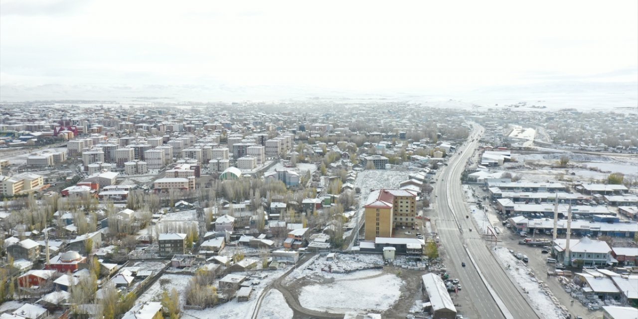 Ağrı'da karla kaplanan şehir merkezi ile diğer yerleşim yerleri dronla görüntülendi