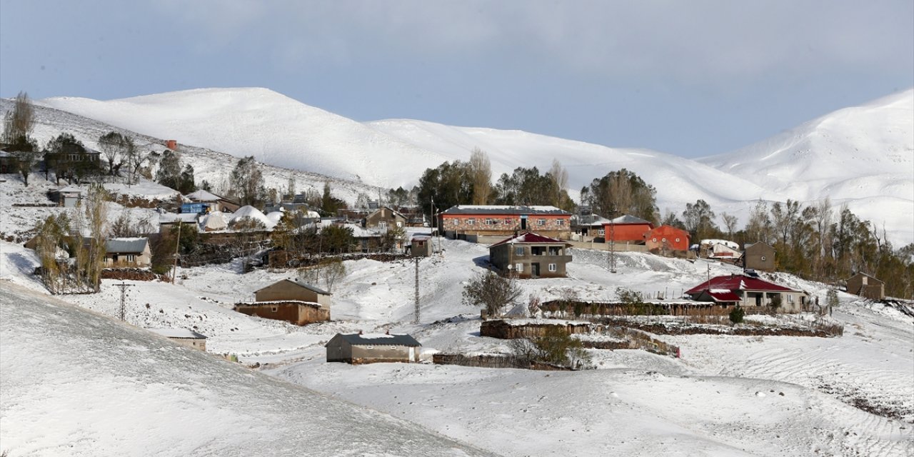 Muş'ta yüksek kesimdeki köyler beyaza büründü