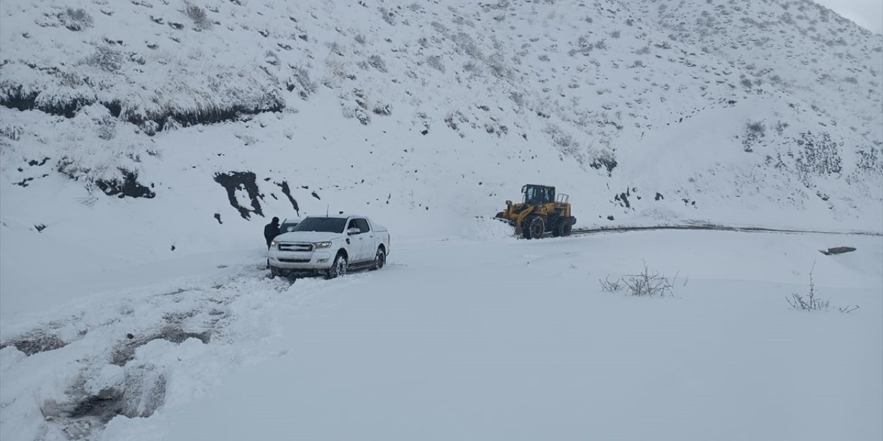 Siirt'te kar yağışı sonucu Geçittepe yolu ulaşıma kapandı