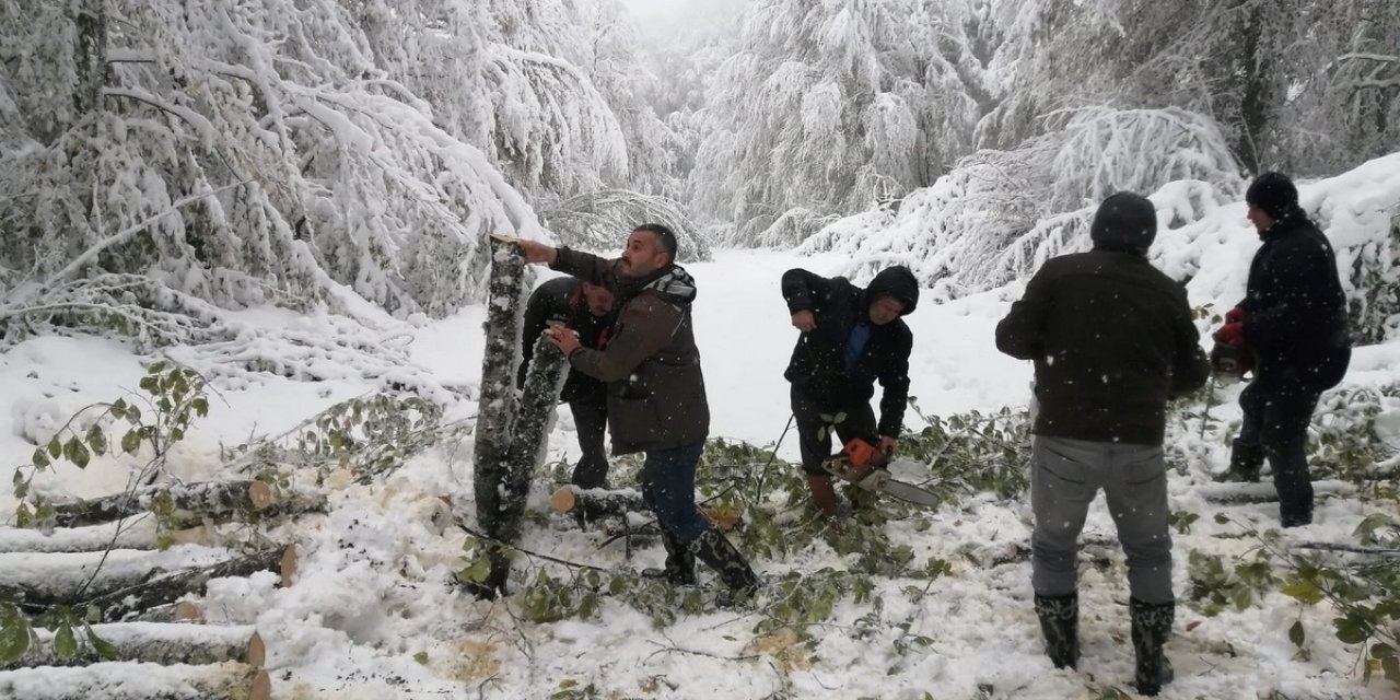 Bolu'da yayla yolunda mahsur kalan 4 kişinin yardımına ormancılar yetişti