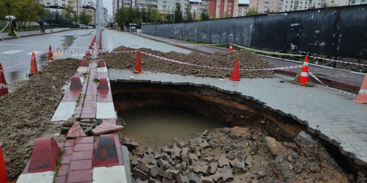 Siirt'te sağanak nedeniyle yol çöktü