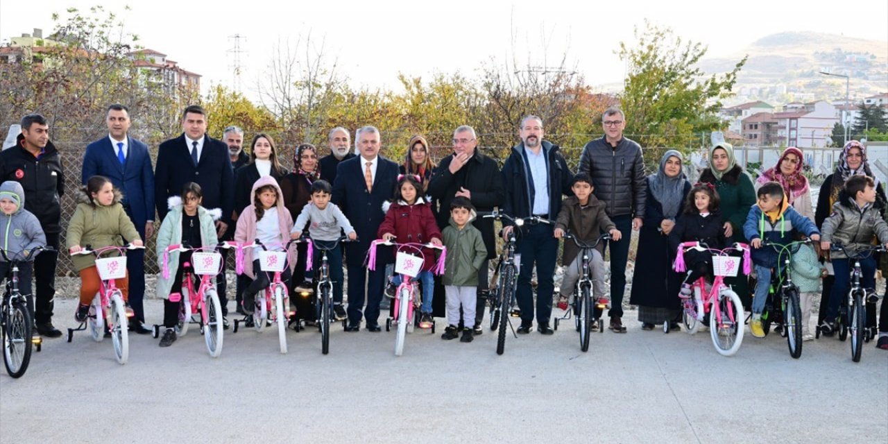 Malatya'da depremzede çocuklara bisiklet dağıtıldı