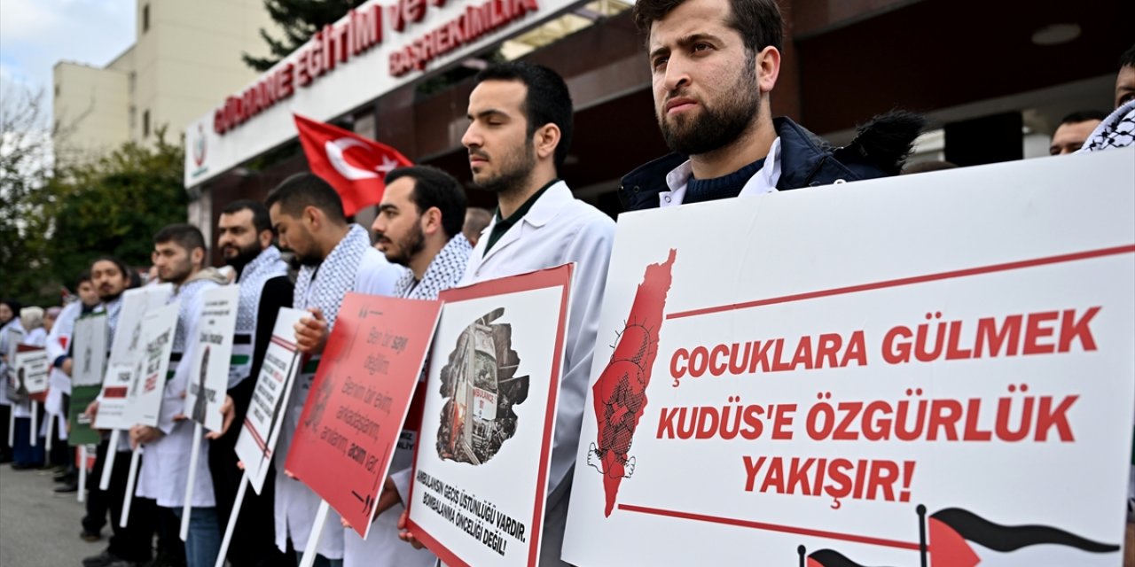 Sağlık çalışanları, "Çocuk Hakları Günü" dolayısıyla Gazze'de hayatını kaybeden çocuklara dikkati çekti