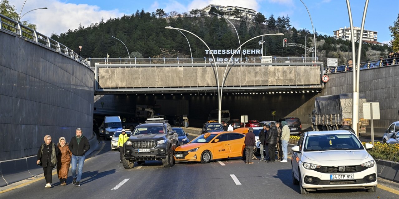 Ankara'da 14 aracın karıştığı zincirleme kazada 7 kişi yaralandı