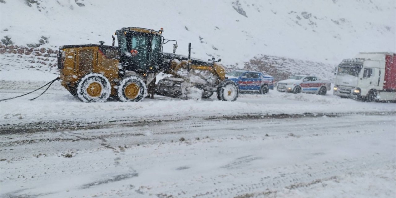 Erzurum'da jandarma ekipleri, karda mahsur kalan hastaları kurtardı