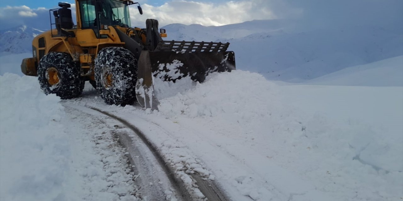 Hakkari'de kardan kapanan mezra yolu ulaşıma açıldı