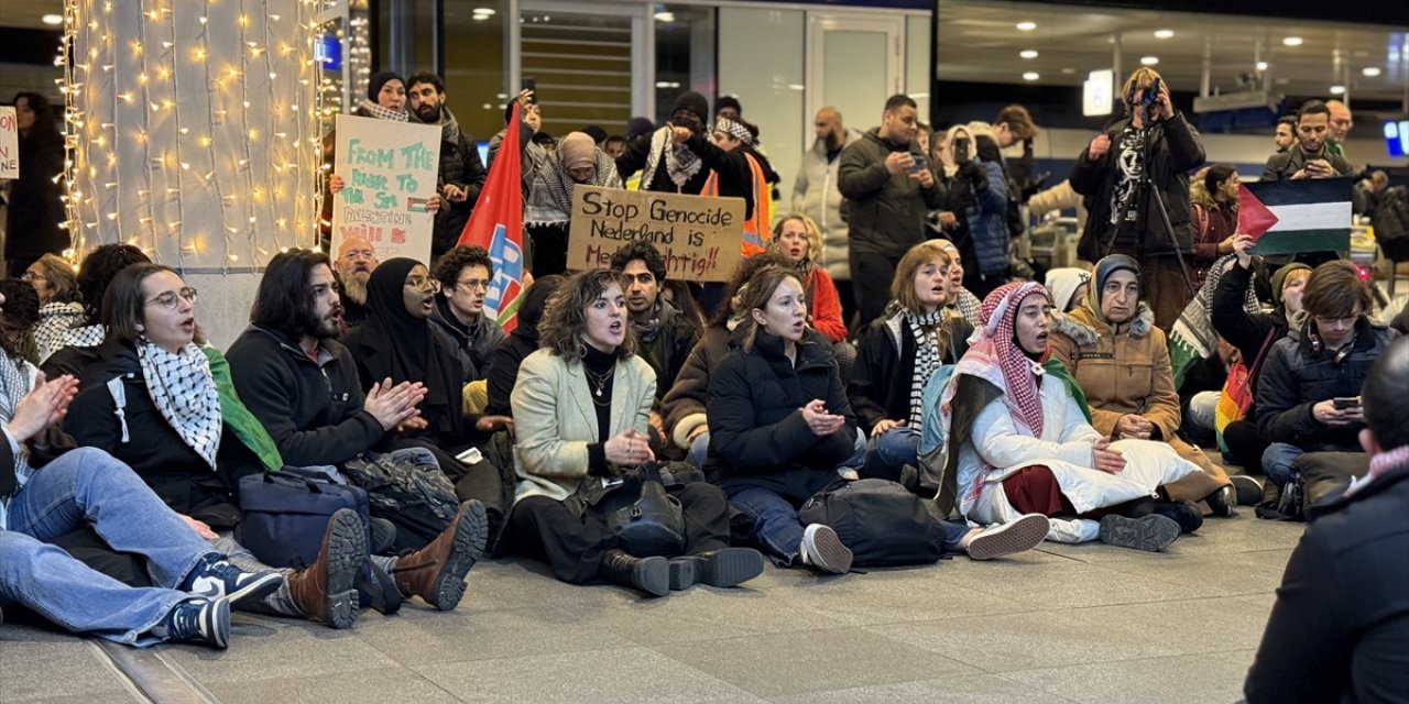 Hollanda'da seçim arifesinde yapılan oturma eyleminde "Gazze'de ateşkes" çağrısı yapıldı