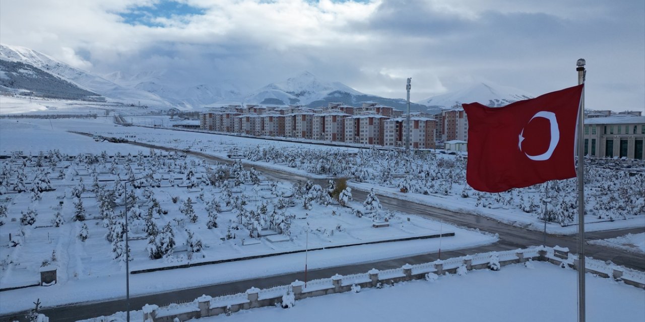 Erzurum'da mezar kazma işlemi kara kış gelmeden yapıldı